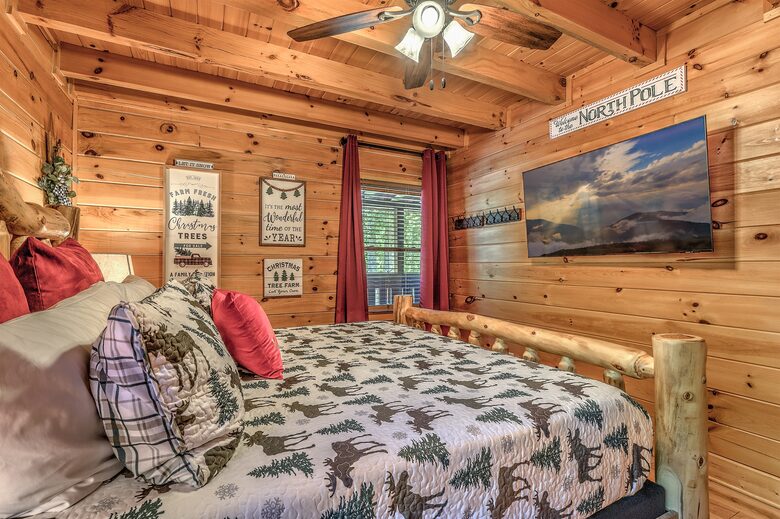 Year-Round Christmas Cabin in Blairsville with Private Hot Tub - Blairsville, Georgia
