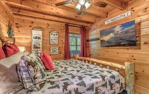 Year-Round Christmas Cabin in Blairsville with Private Hot Tub - Blairsville, Georgia