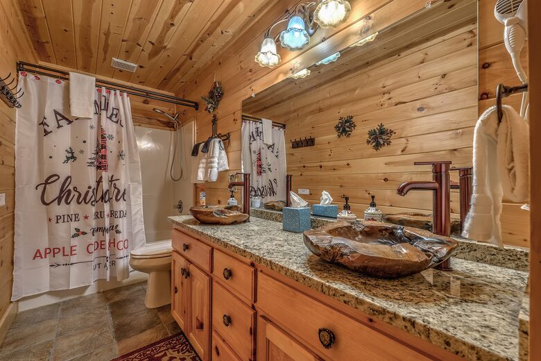 Year-Round Christmas Cabin in Blairsville with Private Hot Tub - Blairsville, Georgia