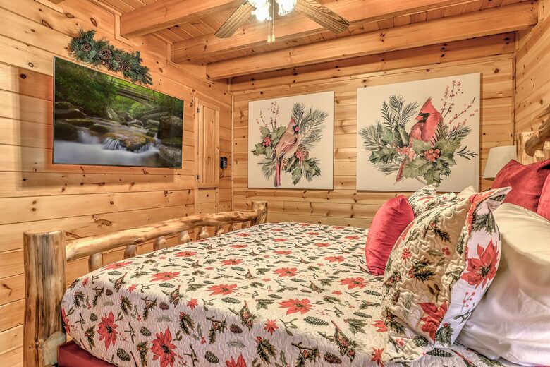 Year-Round Christmas Cabin in Blairsville with Private Hot Tub - Blairsville, Georgia