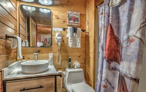 Year-Round Christmas Cabin in Blairsville with Private Hot Tub - Blairsville, Georgia