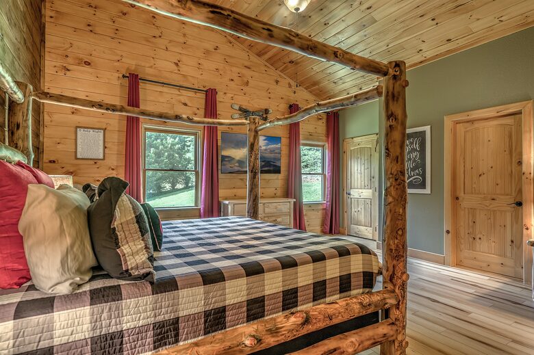 Year-Round Christmas Cabin in Blairsville with Private Hot Tub - Blairsville, Georgia