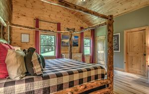 Year-Round Christmas Cabin in Blairsville with Private Hot Tub - Blairsville, Georgia