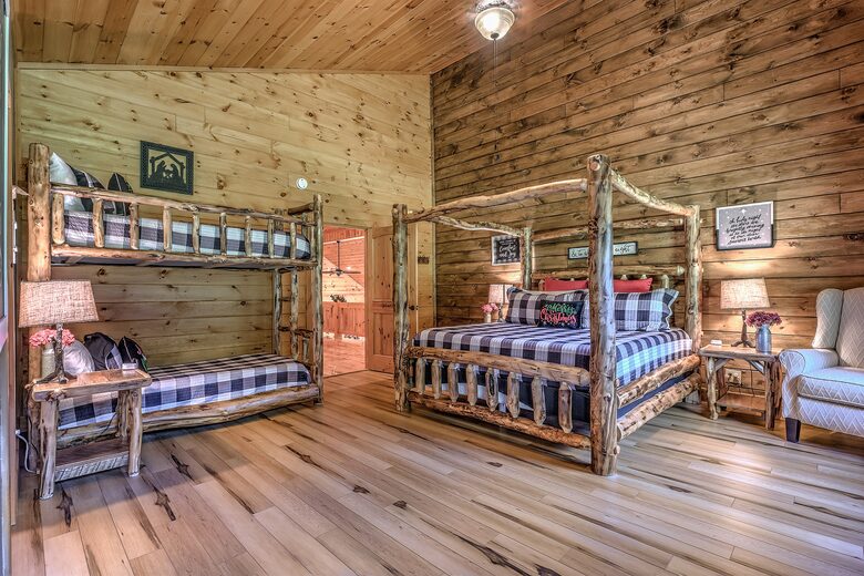 Year-Round Christmas Cabin in Blairsville with Private Hot Tub - Blairsville, Georgia