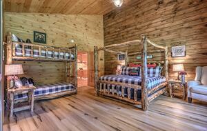 Year-Round Christmas Cabin in Blairsville with Private Hot Tub - Blairsville, Georgia