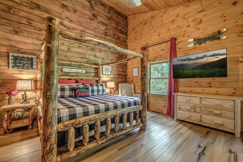 Year-Round Christmas Cabin in Blairsville with Private Hot Tub - Blairsville, Georgia