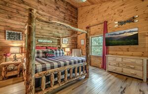 Year-Round Christmas Cabin in Blairsville with Private Hot Tub - Blairsville, Georgia