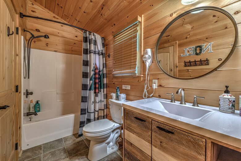 Year-Round Christmas Cabin in Blairsville with Private Hot Tub - Blairsville, Georgia