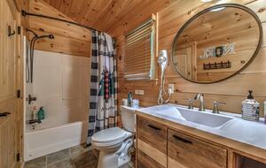 Year-Round Christmas Cabin in Blairsville with Private Hot Tub - Blairsville, Georgia