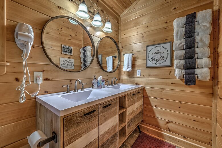Year-Round Christmas Cabin in Blairsville with Private Hot Tub - Blairsville, Georgia