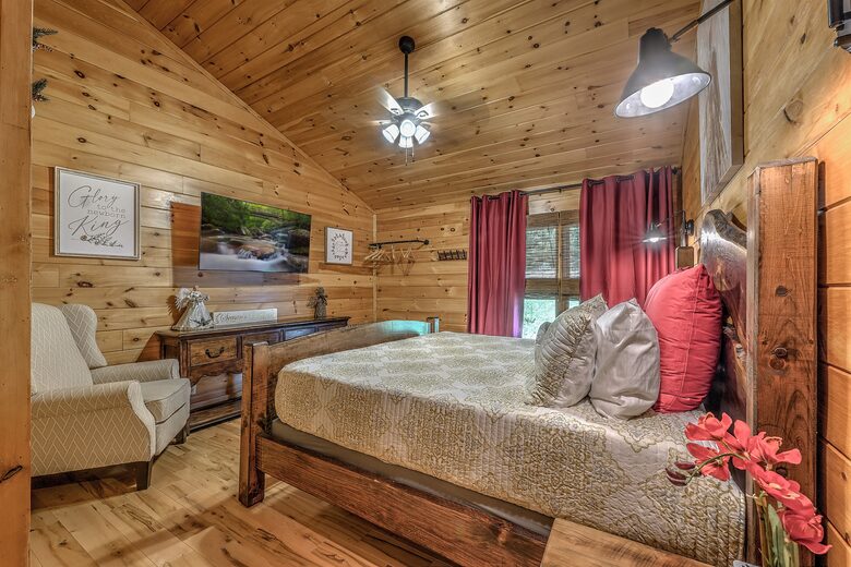 Year-Round Christmas Cabin in Blairsville with Private Hot Tub - Blairsville, Georgia