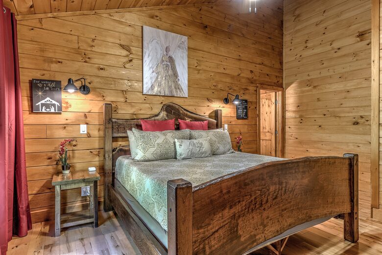 Year-Round Christmas Cabin in Blairsville with Private Hot Tub - Blairsville, Georgia
