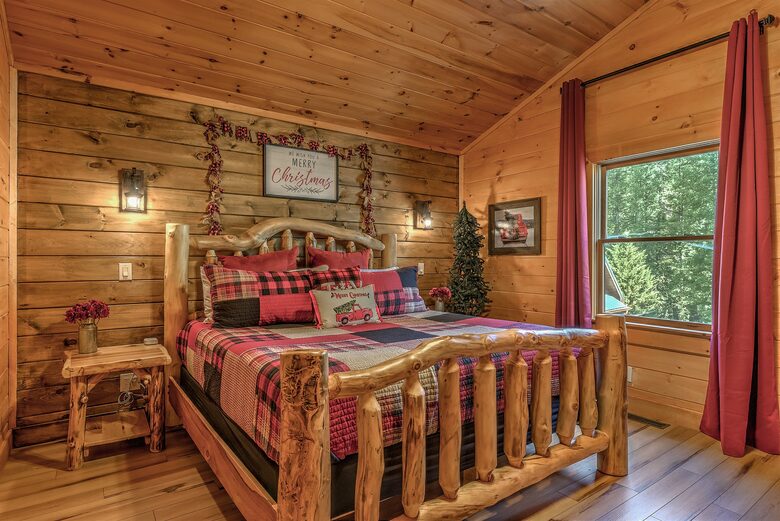 Year-Round Christmas Cabin in Blairsville with Private Hot Tub - Blairsville, Georgia