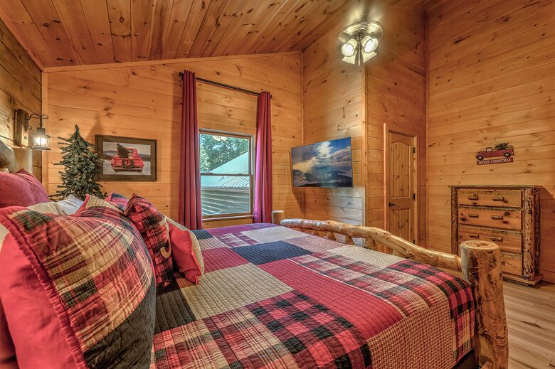 Year-Round Christmas Cabin in Blairsville with Private Hot Tub - Blairsville, Georgia