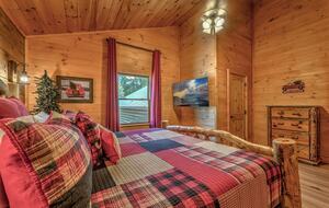Year-Round Christmas Cabin in Blairsville with Private Hot Tub - Blairsville, Georgia