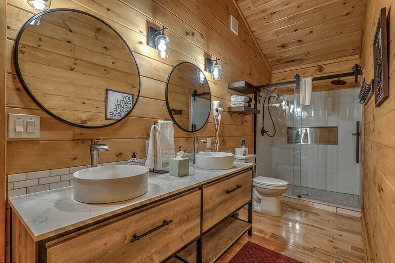 Year-Round Christmas Cabin in Blairsville with Private Hot Tub - Blairsville, Georgia