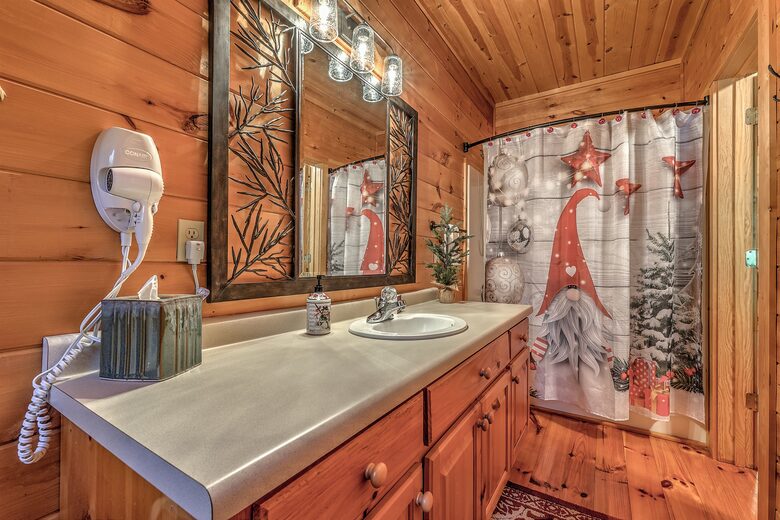 Year-Round Christmas Cabin in Blairsville with Private Hot Tub - Blairsville, Georgia