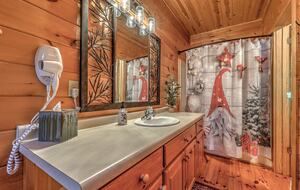 Year-Round Christmas Cabin in Blairsville with Private Hot Tub - Blairsville, Georgia