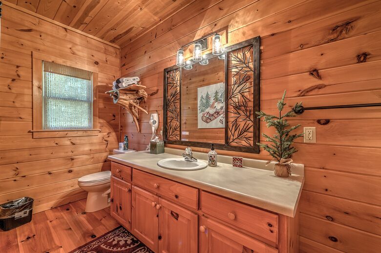 Year-Round Christmas Cabin in Blairsville with Private Hot Tub - Blairsville, Georgia