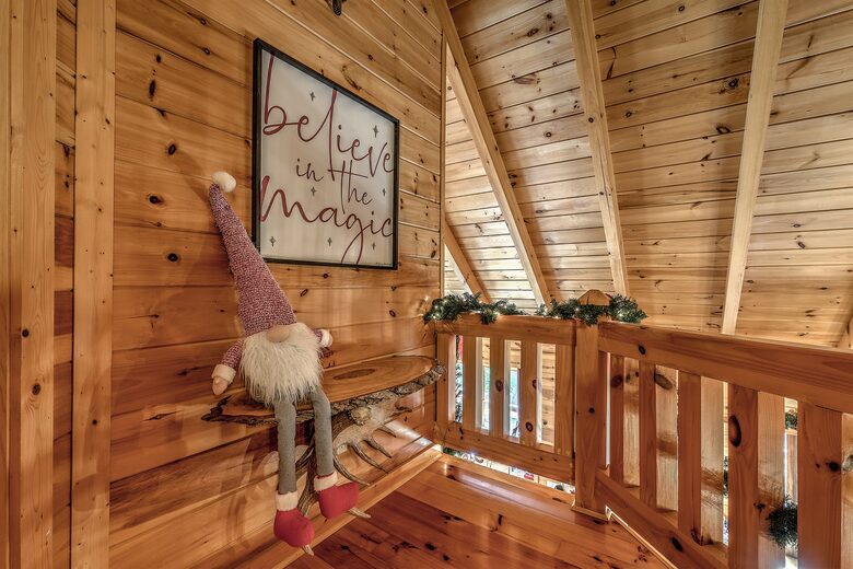Year-Round Christmas Cabin in Blairsville with Private Hot Tub - Blairsville, Georgia