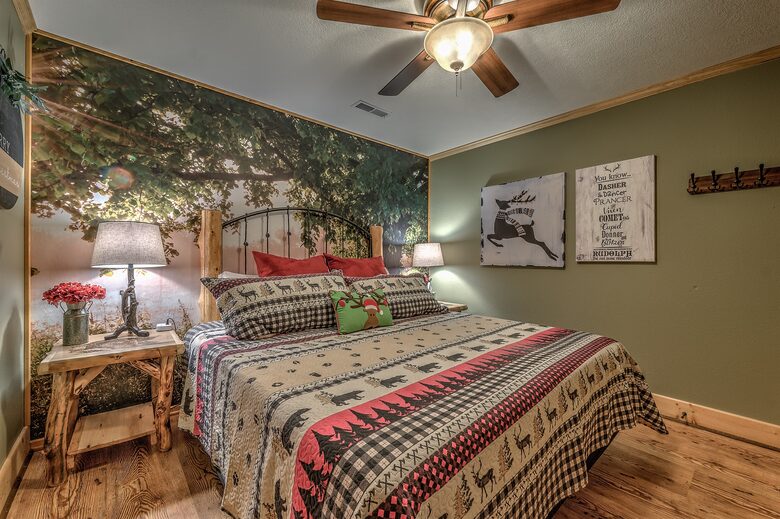 Year-Round Christmas Cabin in Blairsville with Private Hot Tub - Blairsville, Georgia