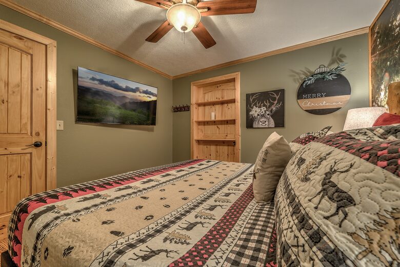 Year-Round Christmas Cabin in Blairsville with Private Hot Tub - Blairsville, Georgia