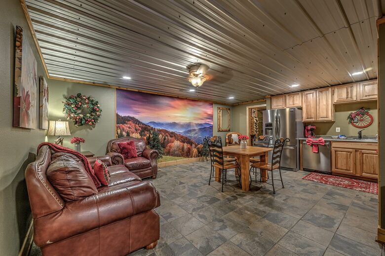 Year-Round Christmas Cabin in Blairsville with Private Hot Tub - Blairsville, Georgia