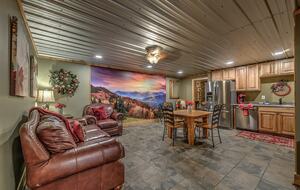 Year-Round Christmas Cabin in Blairsville with Private Hot Tub - Blairsville, Georgia