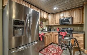 Year-Round Christmas Cabin in Blairsville with Private Hot Tub - Blairsville, Georgia