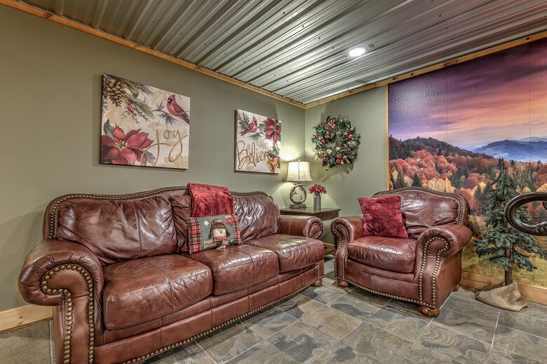 Year-Round Christmas Cabin in Blairsville with Private Hot Tub - Blairsville, Georgia