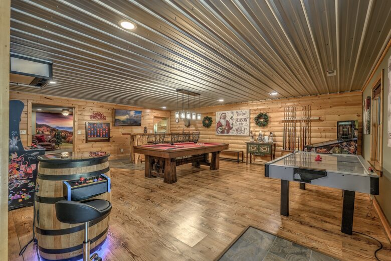 Year-Round Christmas Cabin in Blairsville with Private Hot Tub - Blairsville, Georgia