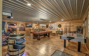 Year-Round Christmas Cabin in Blairsville with Private Hot Tub - Blairsville, Georgia