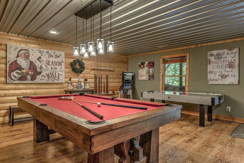 Year-Round Christmas Cabin in Blairsville with Private Hot Tub - Blairsville, Georgia
