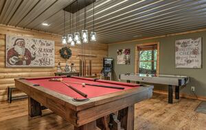 Year-Round Christmas Cabin in Blairsville with Private Hot Tub - Blairsville, Georgia