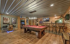 Year-Round Christmas Cabin in Blairsville with Private Hot Tub - Blairsville, Georgia