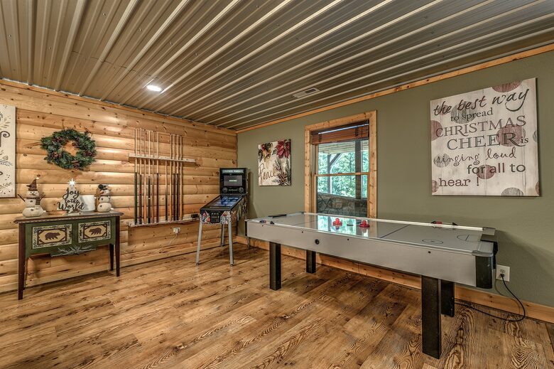 Year-Round Christmas Cabin in Blairsville with Private Hot Tub - Blairsville, Georgia