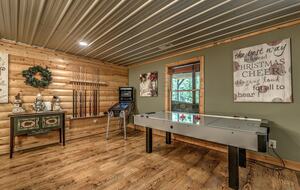 Year-Round Christmas Cabin in Blairsville with Private Hot Tub - Blairsville, Georgia