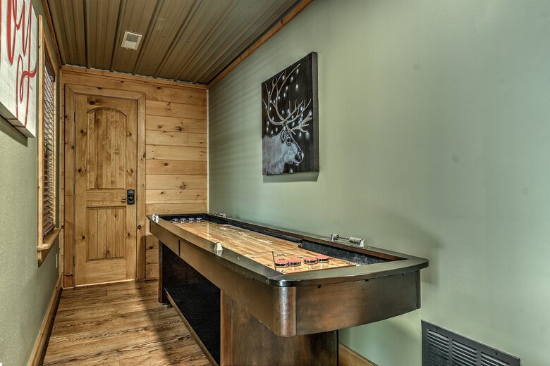 Year-Round Christmas Cabin in Blairsville with Private Hot Tub - Blairsville, Georgia