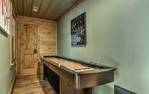 Year-Round Christmas Cabin in Blairsville with Private Hot Tub - Blairsville, Georgia
