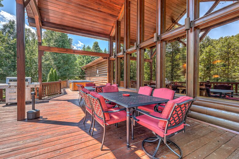 Year-Round Christmas Cabin in Blairsville with Private Hot Tub - Blairsville, Georgia