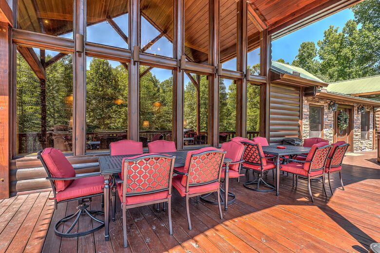 Year-Round Christmas Cabin in Blairsville with Private Hot Tub - Blairsville, Georgia