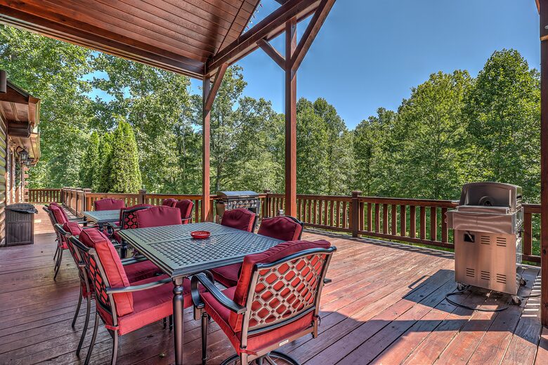 Year-Round Christmas Cabin in Blairsville with Private Hot Tub - Blairsville, Georgia