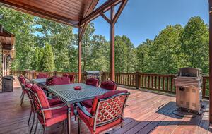 Year-Round Christmas Cabin in Blairsville with Private Hot Tub - Blairsville, Georgia