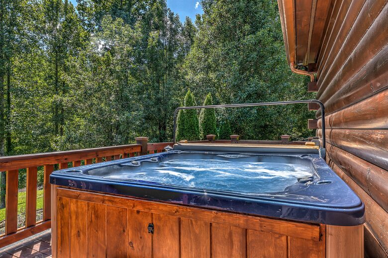 Year-Round Christmas Cabin in Blairsville with Private Hot Tub - Blairsville, Georgia