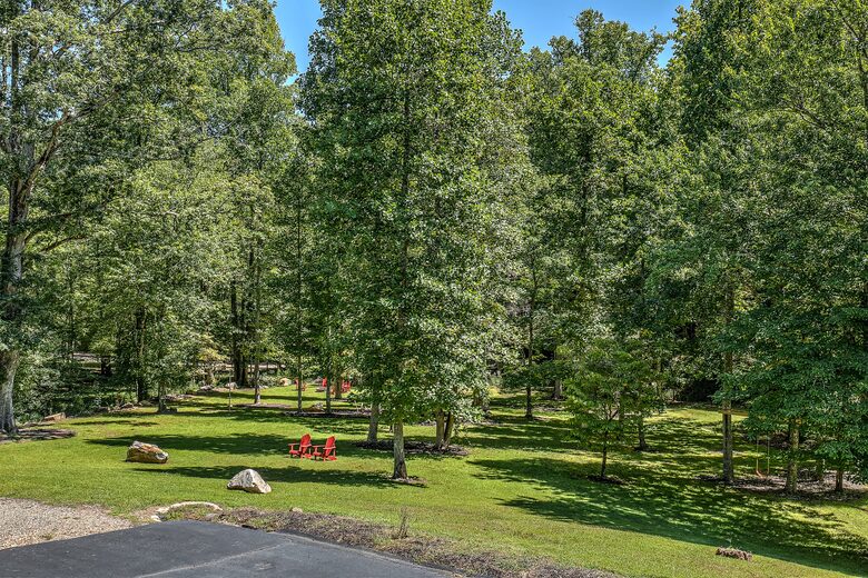 Year-Round Christmas Cabin in Blairsville with Private Hot Tub - Blairsville, Georgia