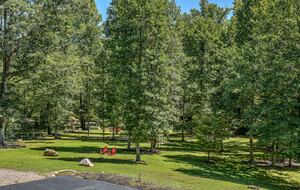 Year-Round Christmas Cabin in Blairsville with Private Hot Tub - Blairsville, Georgia