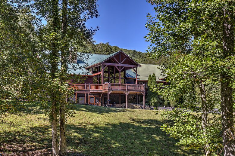 Year-Round Christmas Cabin in Blairsville with Private Hot Tub - Blairsville, Georgia