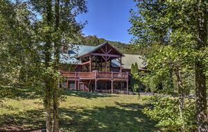 Year-Round Christmas Cabin in Blairsville with Private Hot Tub - Blairsville, Georgia