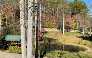 Year-Round Christmas Cabin in Blairsville with Private Hot Tub - Blairsville, Georgia