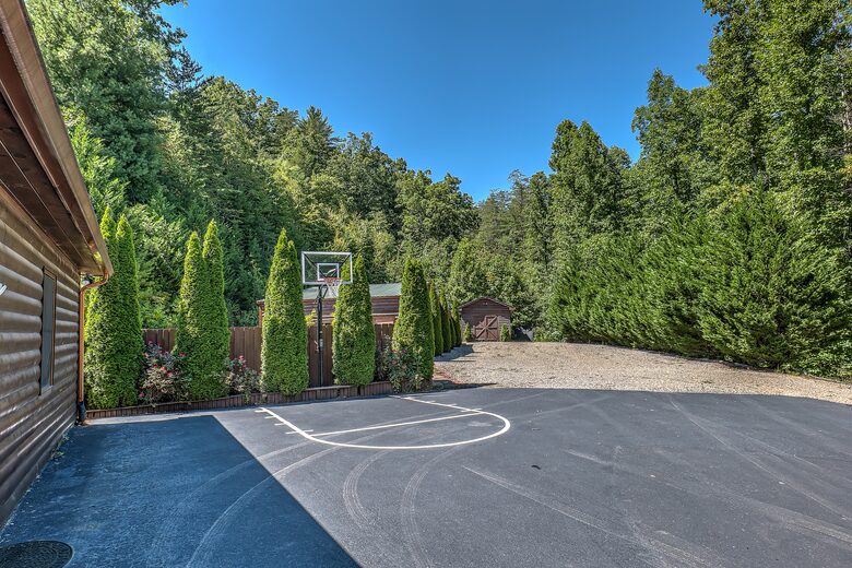 Year-Round Christmas Cabin in Blairsville with Private Hot Tub - Blairsville, Georgia